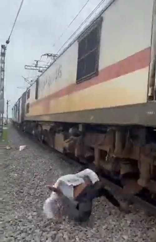 Ch Akshay Raj直仆向地,臉部亦撞落地面。(Twitter)