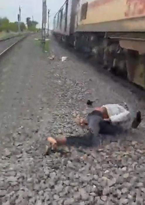 Ch Akshay Raj直仆向地,臉部亦撞落地面。(Twitter)