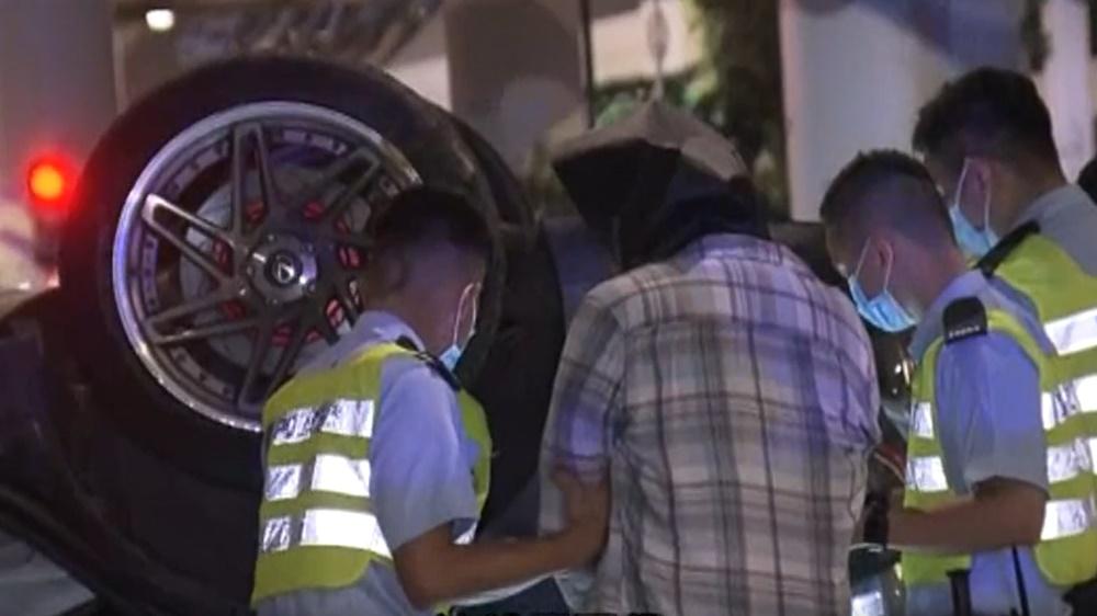 警方在私家車內檢獲約6.7克可卡因,黑市價約值1萬元。(電視截圖)