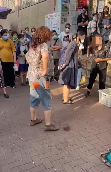 其中1名女子上前用力勸阻,之後再有1名男街坊幫忙,最後將二人分隔。(屯門友@FB)