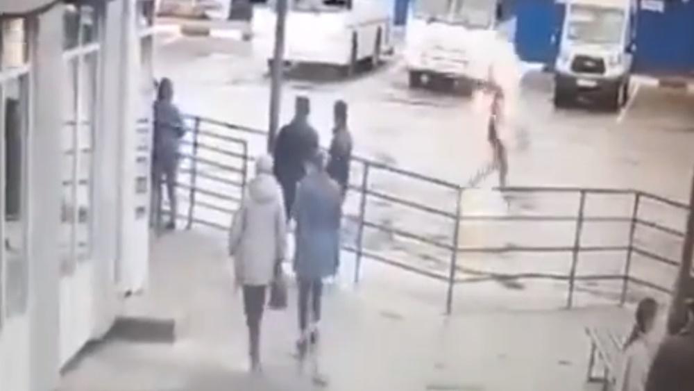 俄羅斯中部城市梁贊(Ryazan)有1名男子在車站自焚,同時大叫不想入伍參與俄烏戰事。(Twitter)