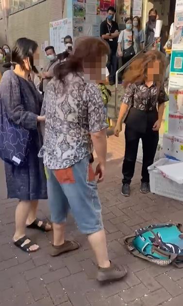 其中1名女子上前用力勸阻,之後再有1名男街坊幫忙,最後將二人分隔。(屯門友@FB)