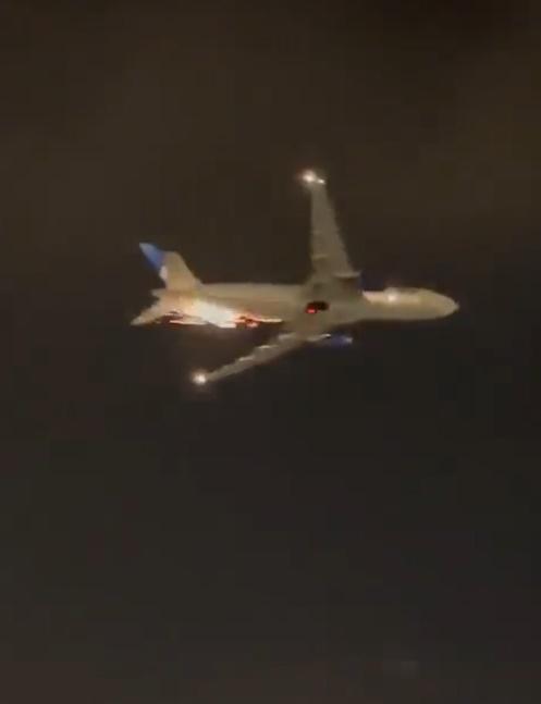 機身冒出火光,還有著火碎片掉落,在起飛約1小時30分鐘後,緊急折返。(Twitter)