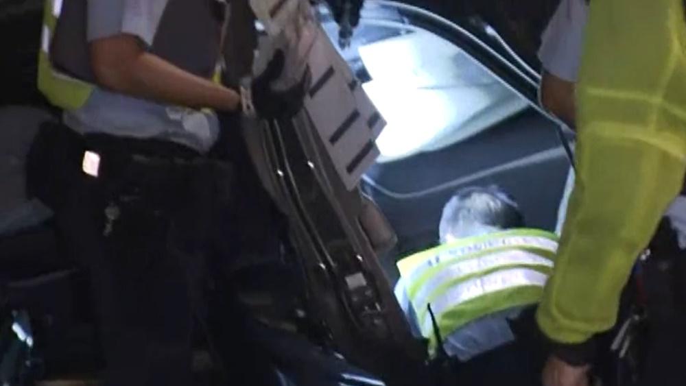 警方在私家車內檢獲約6.7克可卡因,黑市價約值1萬元。(電視截圖)