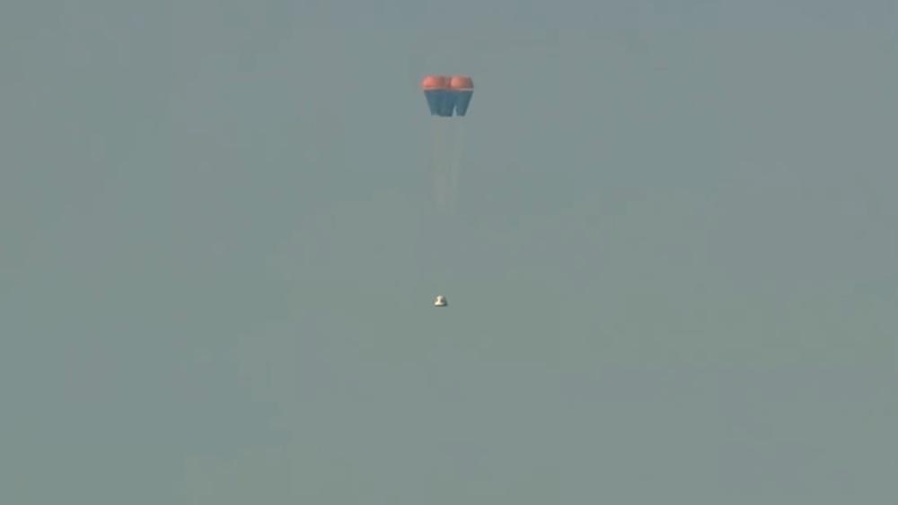 太空艙啟動噴射系統脫離火箭,之後打開降落傘。(Twitter)