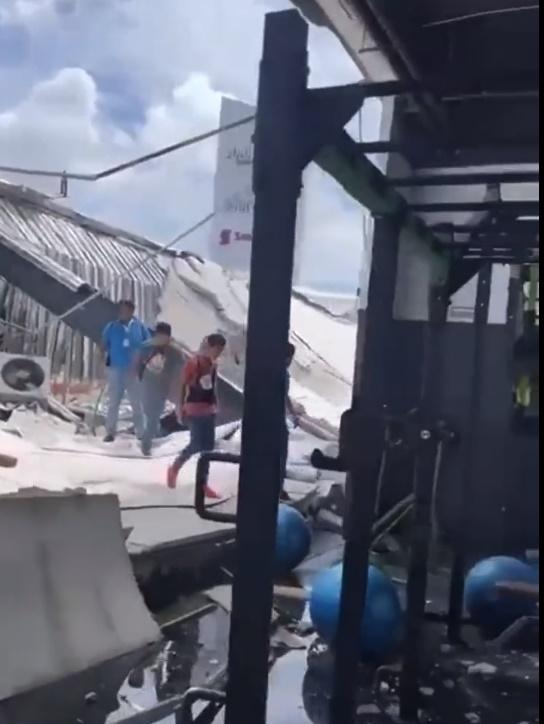 科利馬州(Colima)一個港口,有商場牆壁倒塌,1人喪生。(Twitter)