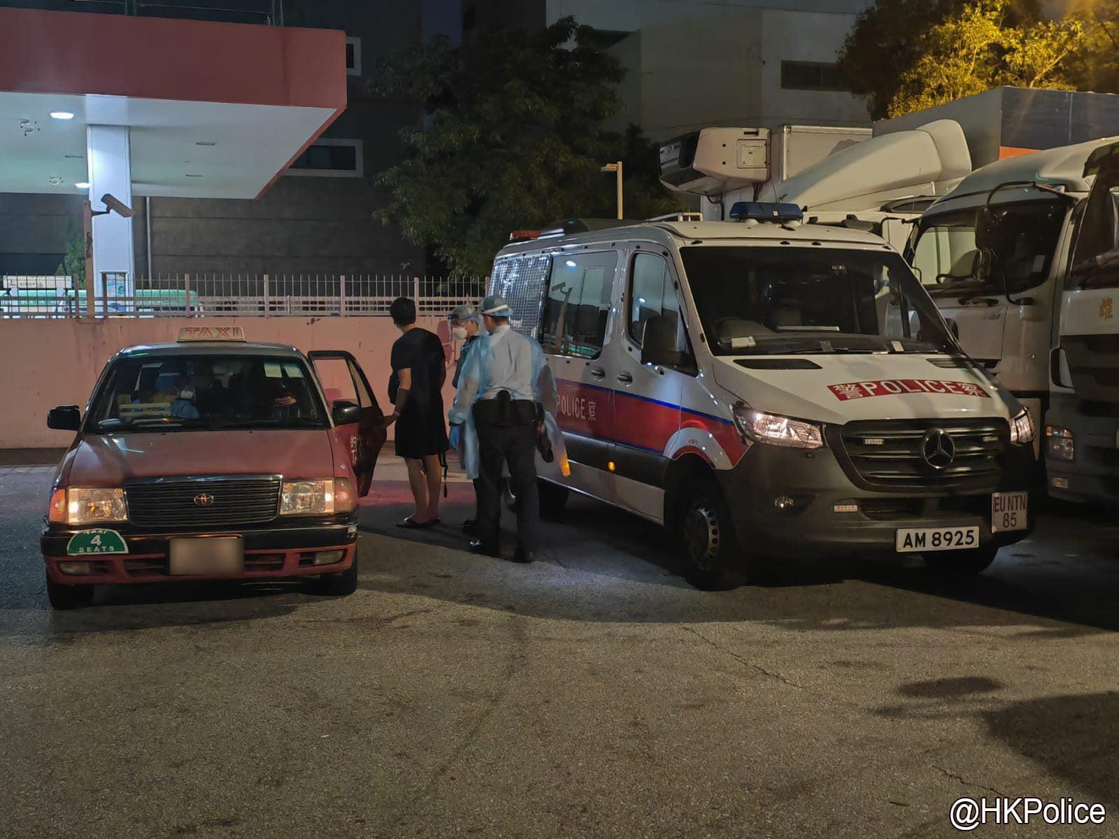 9名確診者被押送到竹篙灣隔離。(警方圖片)