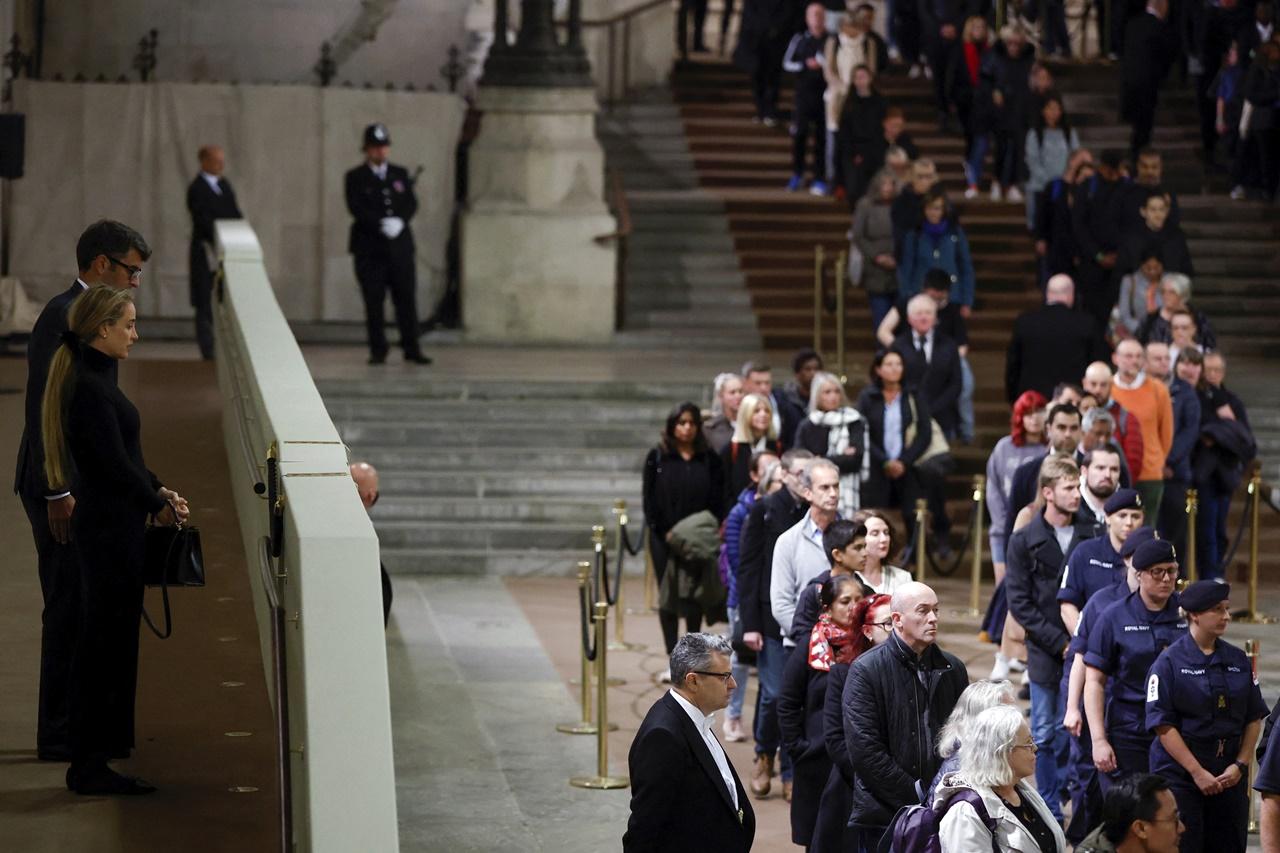 在西敏廳內,瞻仰英女王靈柩的民眾亦停下腳步默哀。(AP)