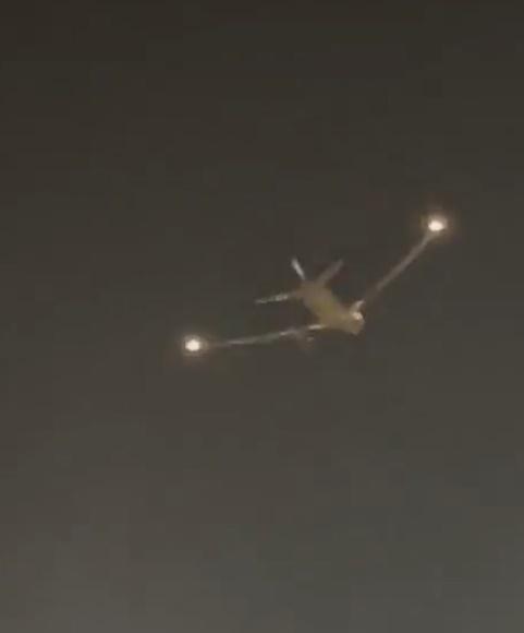 機身冒出火光,還有著火碎片掉落,在起飛約1小時30分鐘後,緊急折返。(Twitter)