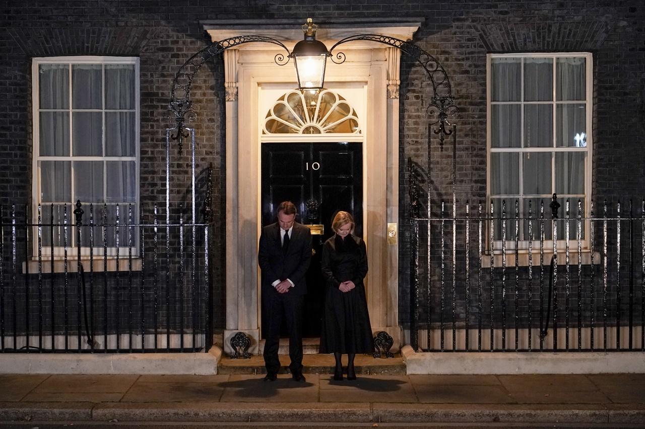 卓慧思與丈夫於首相府外進行默哀。(AP)