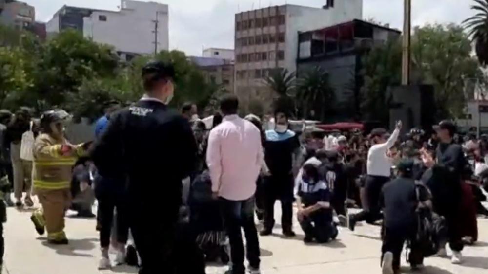 網上有影片流傳地震發生時片段。(Twitter)