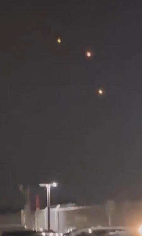 機身冒出火光,還有著火碎片掉落,在起飛約1小時30分鐘後,緊急折返。(Twitter)