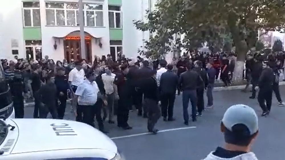 網上片段見到,達吉斯坦其中一處示威地點聽到連續槍聲,但民眾仍然與警員對峙。(Twitter)