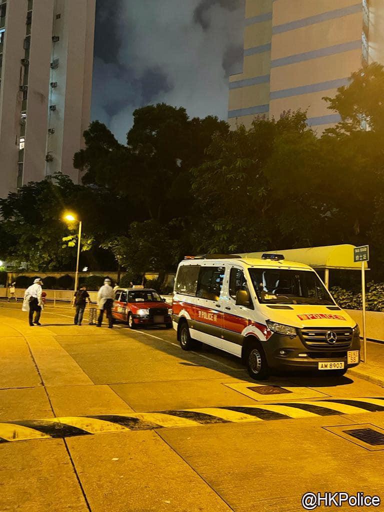 9名確診者被押送到竹篙灣隔離。(警方圖片)