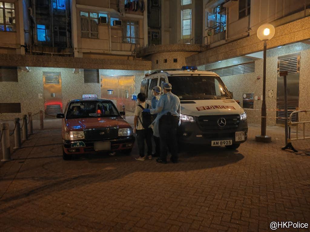 9名確診者被押送到竹篙灣隔離。(警方圖片)