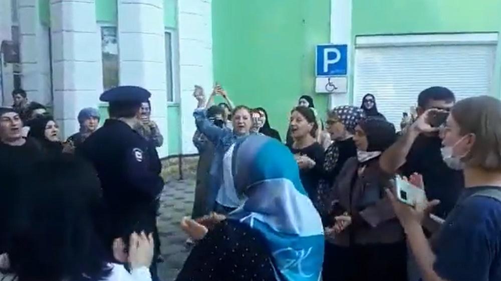 網上片段見到,有婦女與警員理論,認為徵召民眾往戰場是無理。(Twitter)