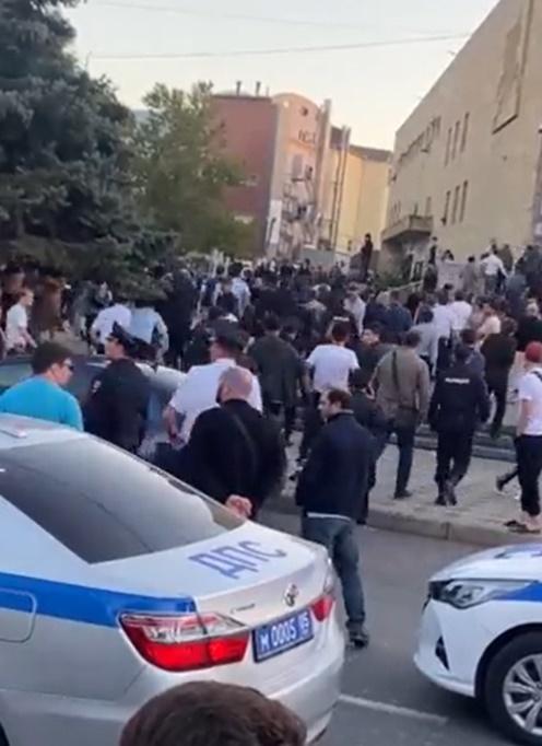 在北高加索地區的達吉斯坦(Dagestan)地區,有小數族示威者與警員衝突。(Twitter)