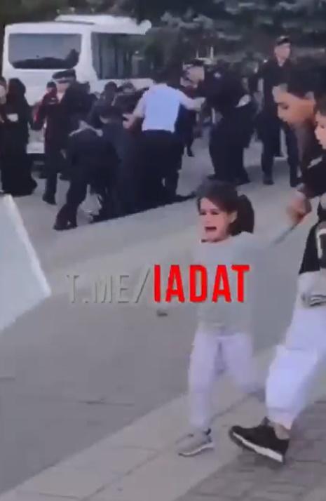 現場有不少婦孺,有小孩被槍聲嚇得哭起來。(Twitter)