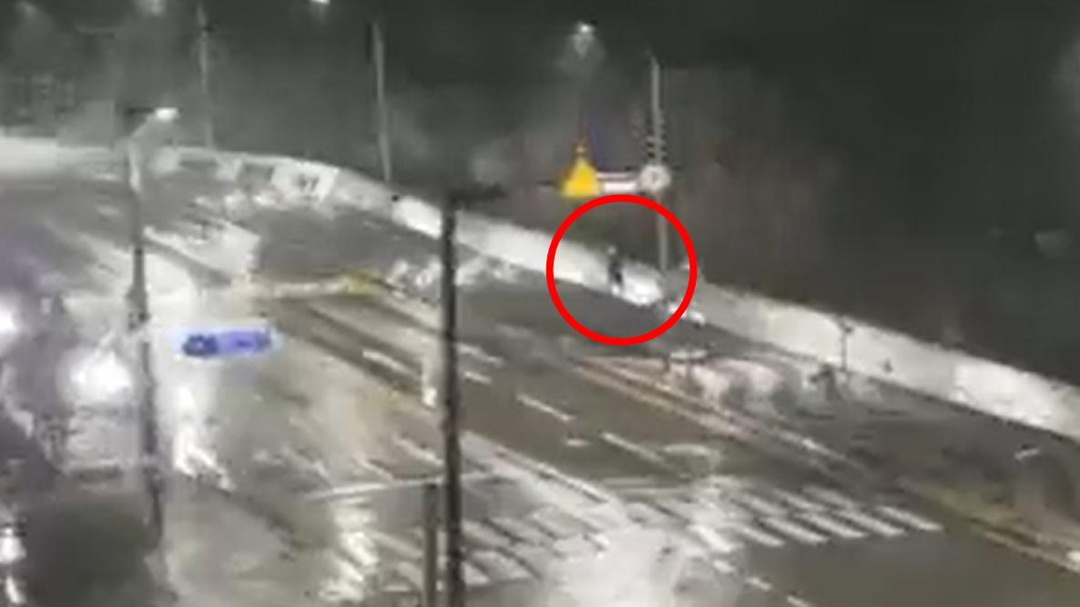 該名男子站在岸邊防波堤,舉著自拍棍進行直播。(Twitter)