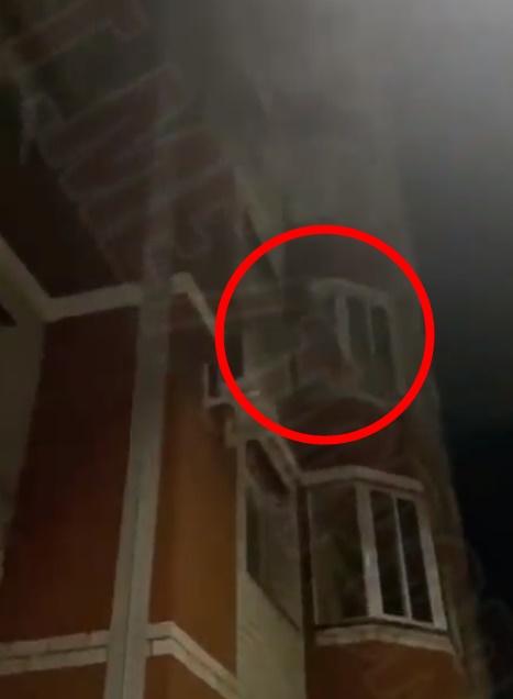 警方指,拍片男子早前在女子墮樓的寓所。(Twitter)