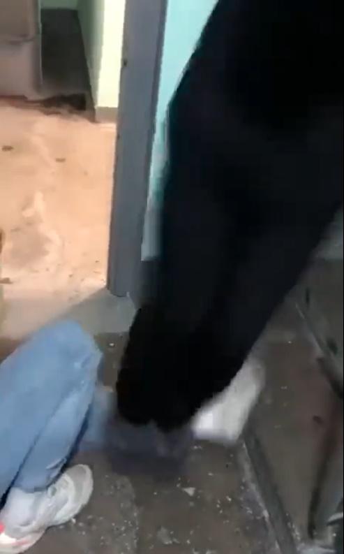 他的朋友從樓梯上跳下來以全身力量踩在他的小腿上。(Twitter)