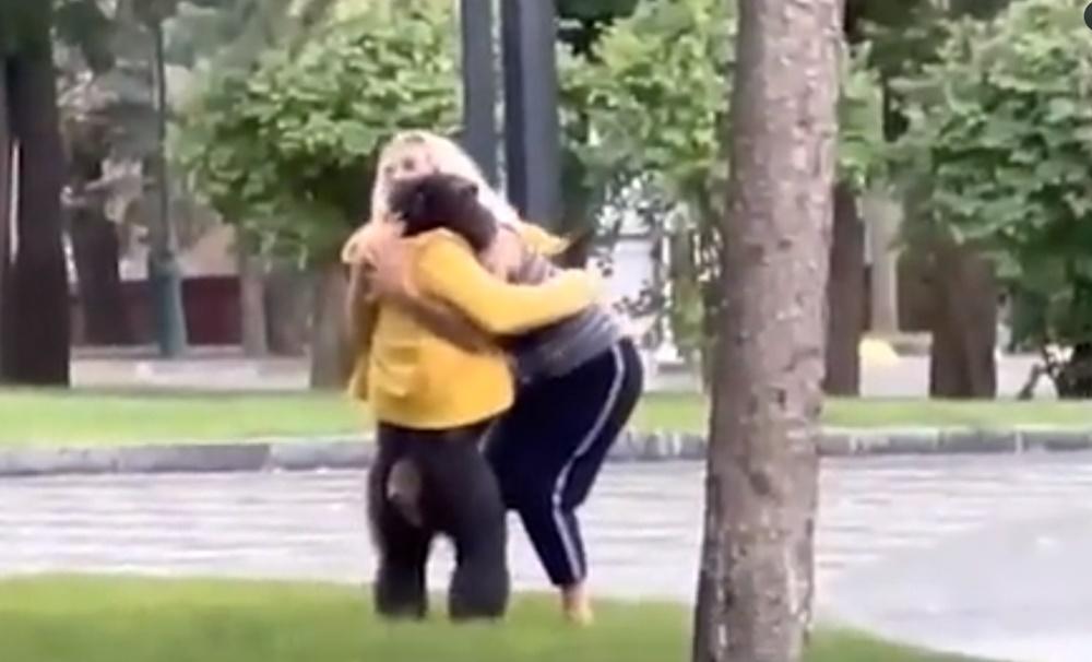 黑猩猩與人員互相擁抱。(Twitter)