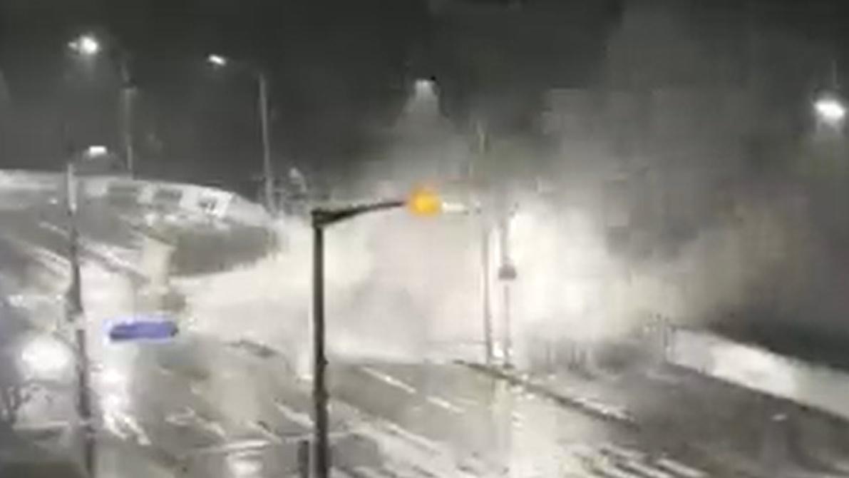 男子一度被淹沒消失。(Twitter)