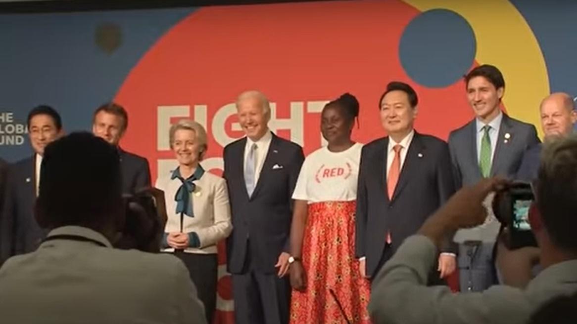 尹錫悅在場合中與拜登合照,之後有握手交談,更將輕拍拜的手。(YouTube)