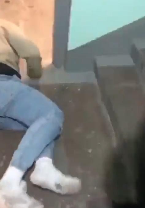 男子隨即伏在地上發出淒厲的哀號聲。(Twitter)