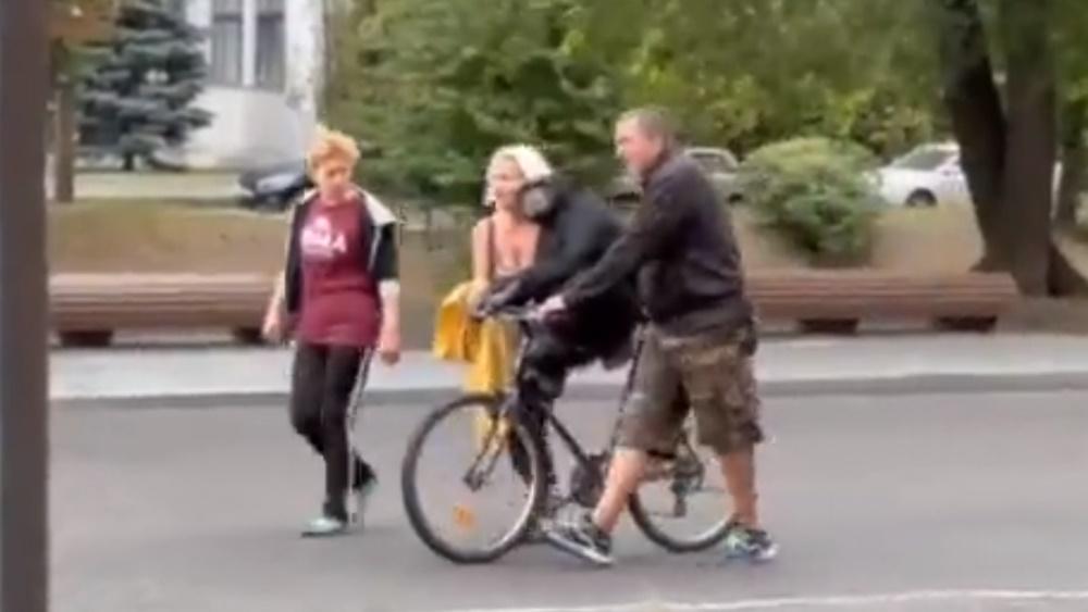 再有兩名動物園人員來,3人一起用單車載著黑猩猩返回動物園。(Twitter)