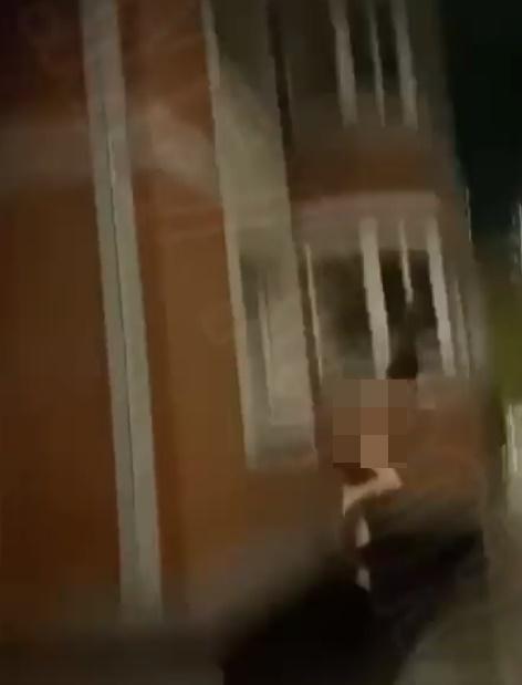 警方指,拍片男子早前在女子墮樓的寓所。(Twitter)