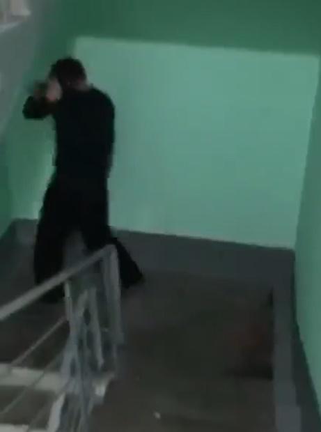 其友人亦似乎既關心又害怕地走開。(Twitter)