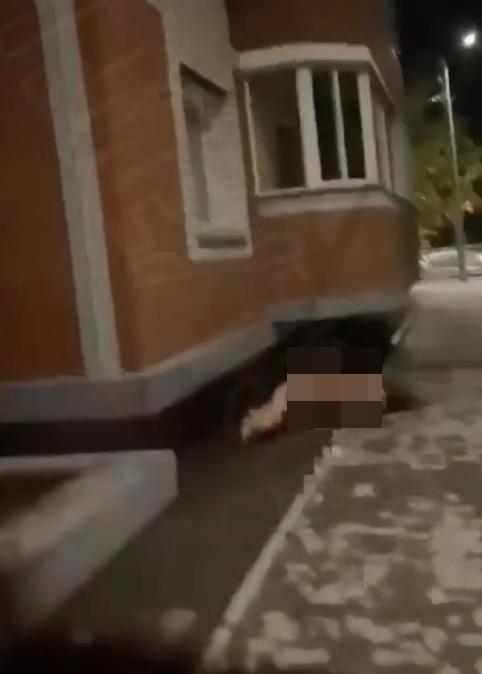 警方指,拍片男子早前在女子墮樓的寓所。(Twitter)
