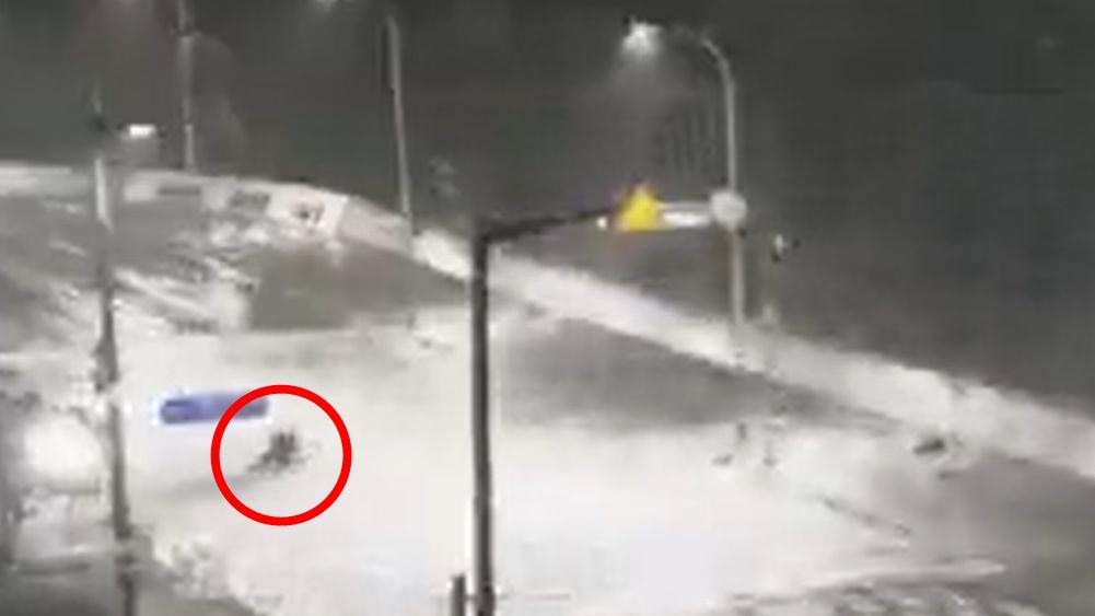 這名男子爬起身,卻沒有立即走到安全地方躲避。(Twitter)