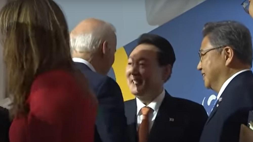 尹錫悅在場合中與拜登合照,之後有握手交談,更將輕拍拜的手。(YouTube)