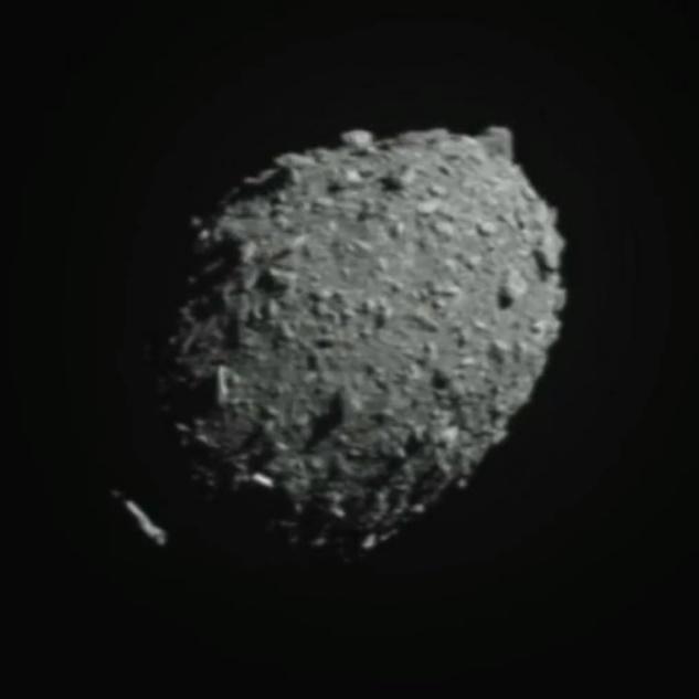 「飛鏢」的鏡頭直擊衝向「Dimorphos」,直至撞擊後中斷訊號。(Twitter)