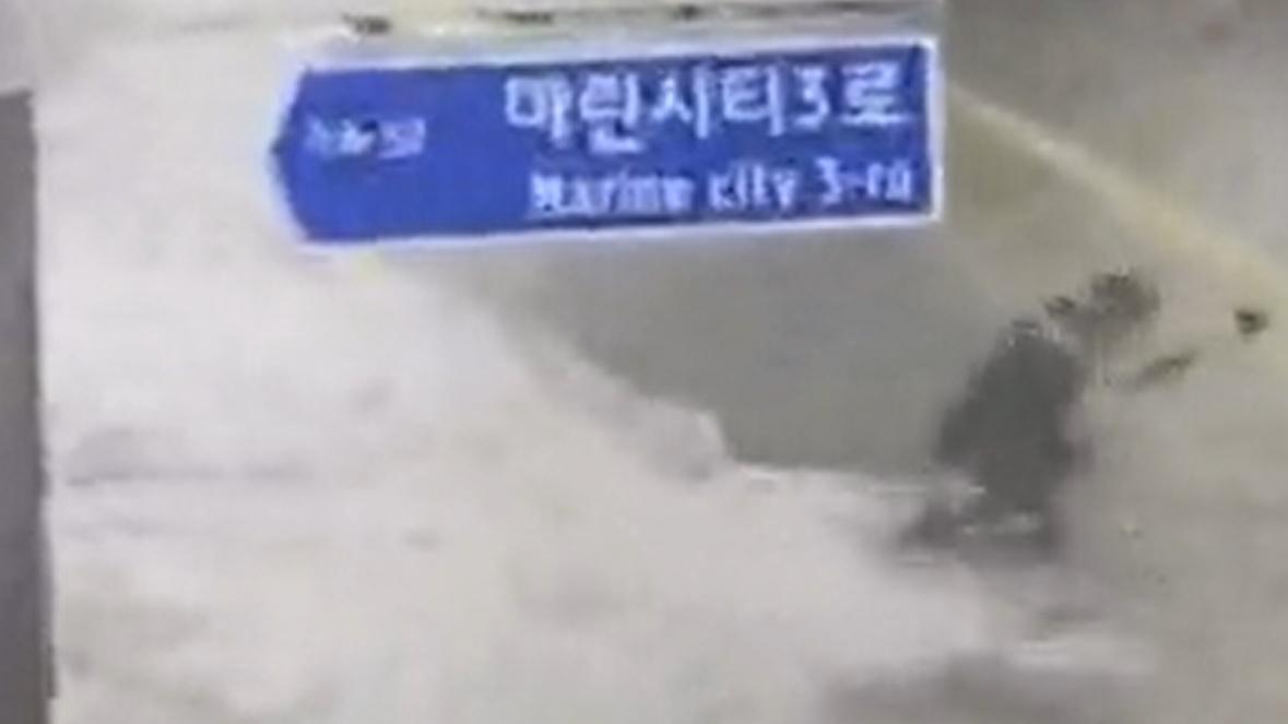 男子趕緊舉起自拍棍並查看直播畫面。(Twitter)