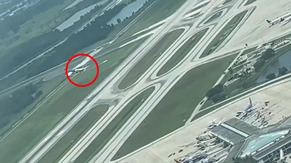 Malik Clarke瞥見下跑道一架客機卻剛升空,正高速爬升。(Twitter)