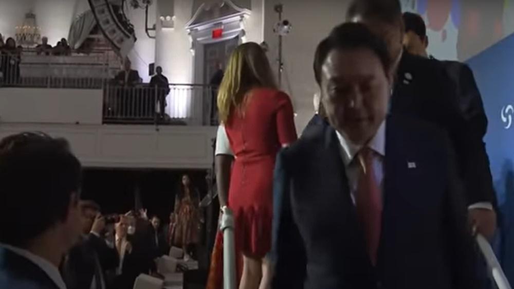 尹錫悅拍照後往台下。(YouTube)