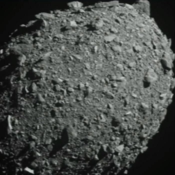 「飛鏢」的鏡頭直擊衝向「Dimorphos」,直至撞擊後中斷訊號。(Twitter)