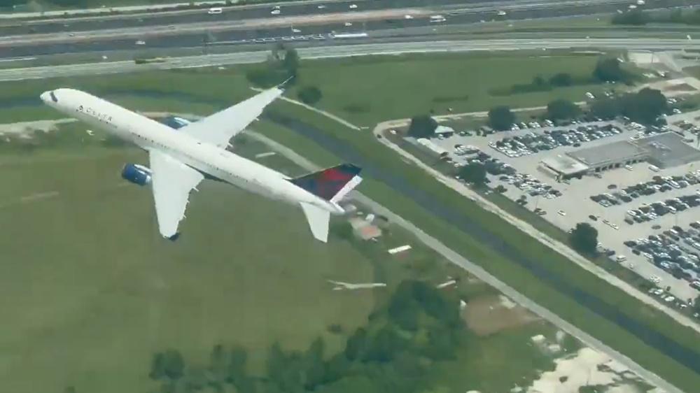 幸好達美航空就在小型飛機下方飛過。(Twitter)