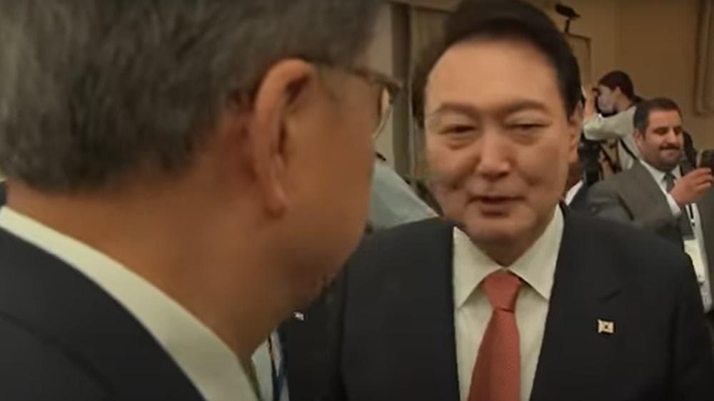 韓媒《MBC News》鏡頭捕捉到尹錫悅跟幕僚說話。(YouTube)