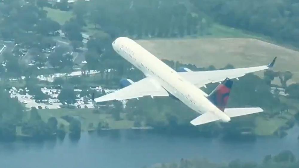 近得可清楚看到機身上「DELTA」一字。(Twitter)