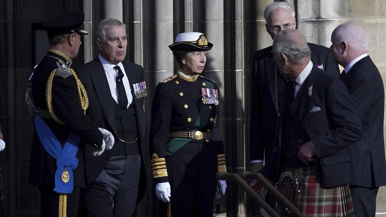 英女王逝世|安德魯護送英女王靈柩被罵「有病的老男人」,英分析無望恢復王室角色。(AP)