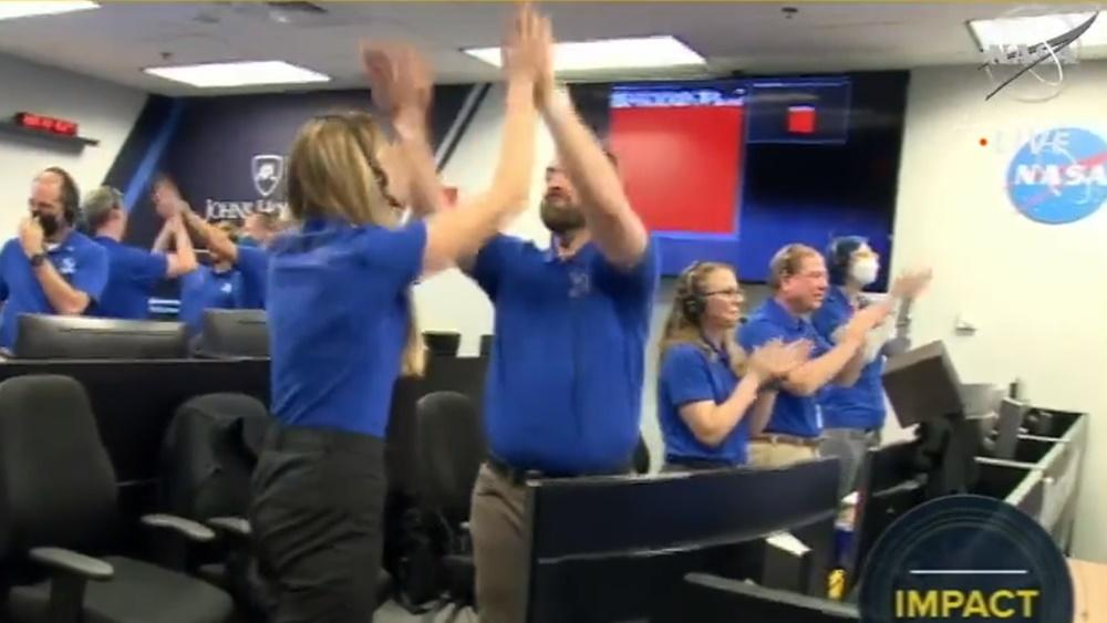 控制室的NASA人員隨即拍手歡呼。(Twitter)