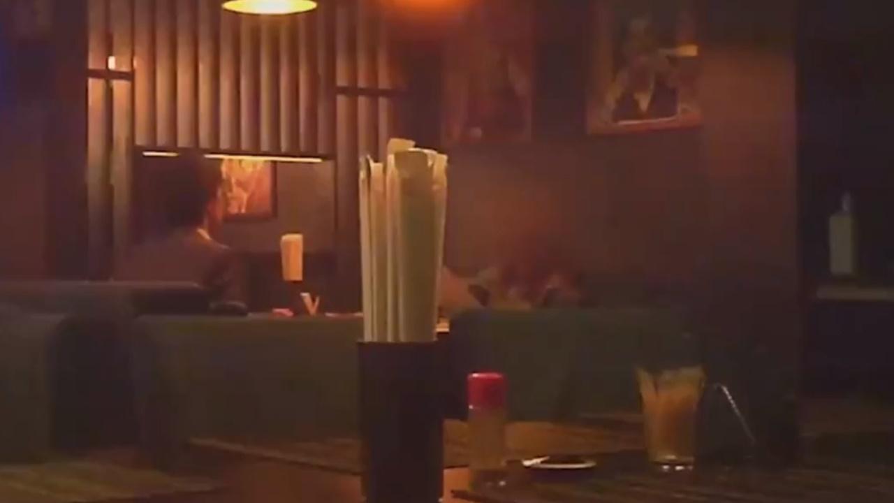 有俄羅斯傳媒發放Motoki Tatsunori收取文件的片段。(Twitter)