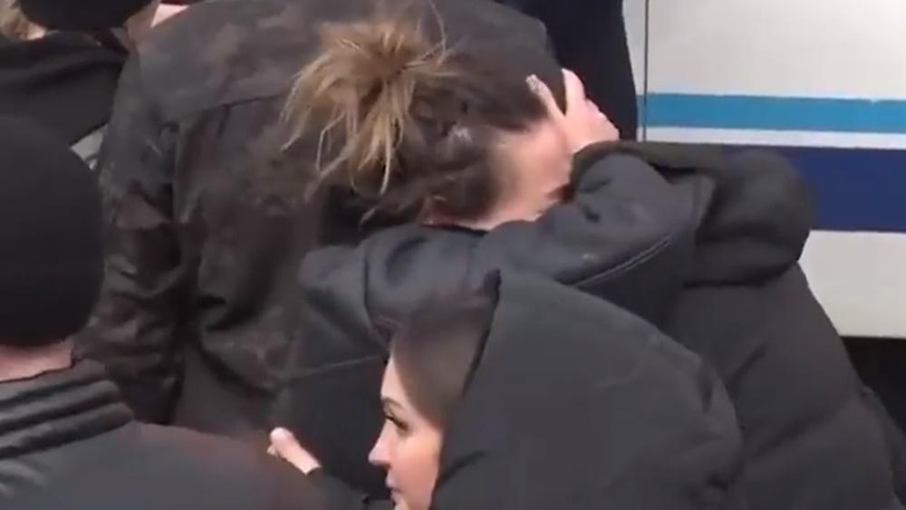 在Yakutia地區,顯示近百名俄羅斯人圍繞著幾架巴士,要與正在排隊上車的數十名男子含淚道別。(Twitter)