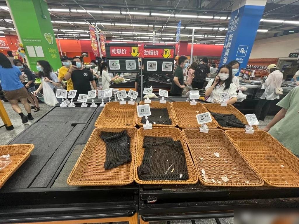 成都有超市的蔬菜被搶購一空。(互聯網)