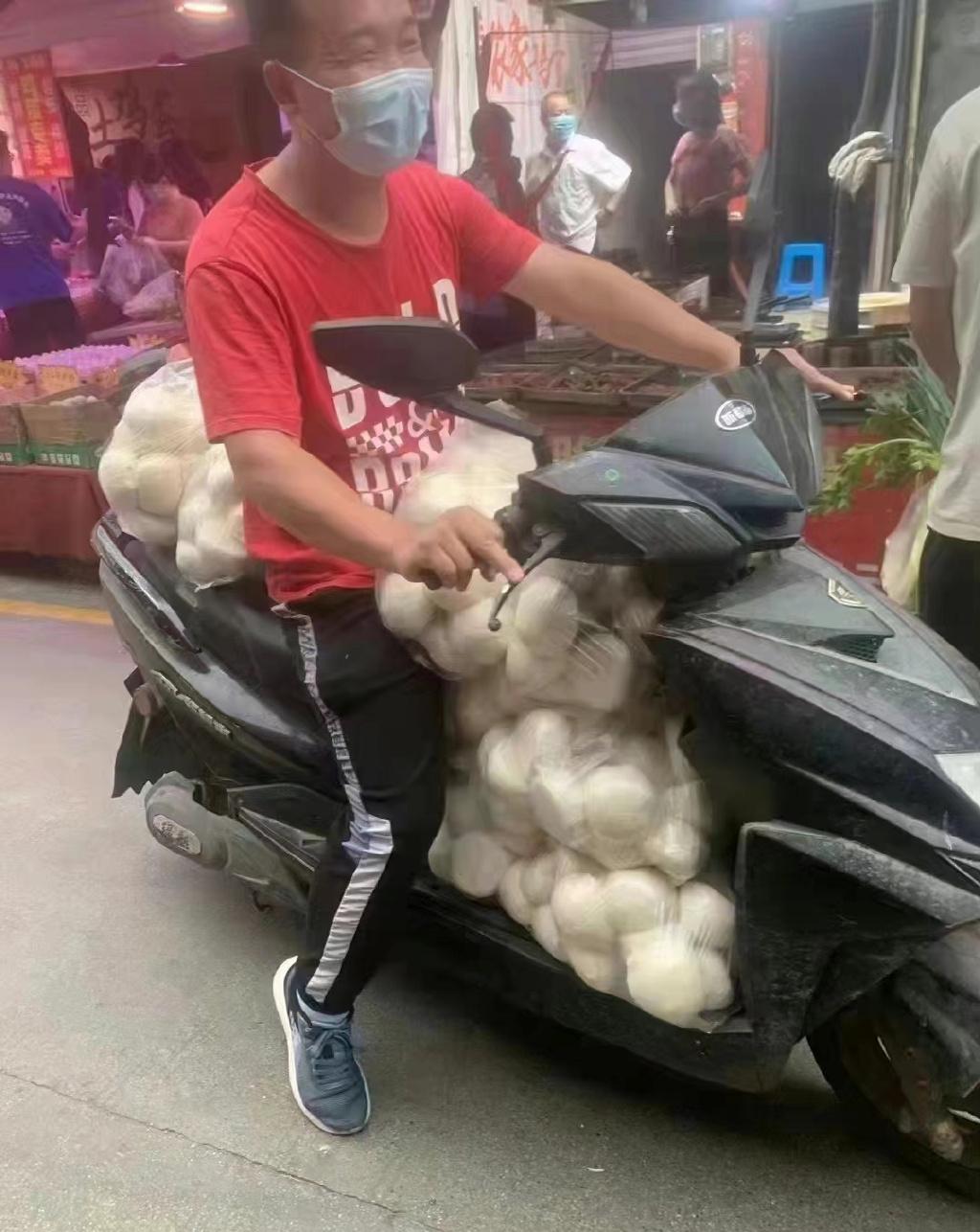 有疑似成都網民展示,有人囤了一大堆饅頭。(互聯網)