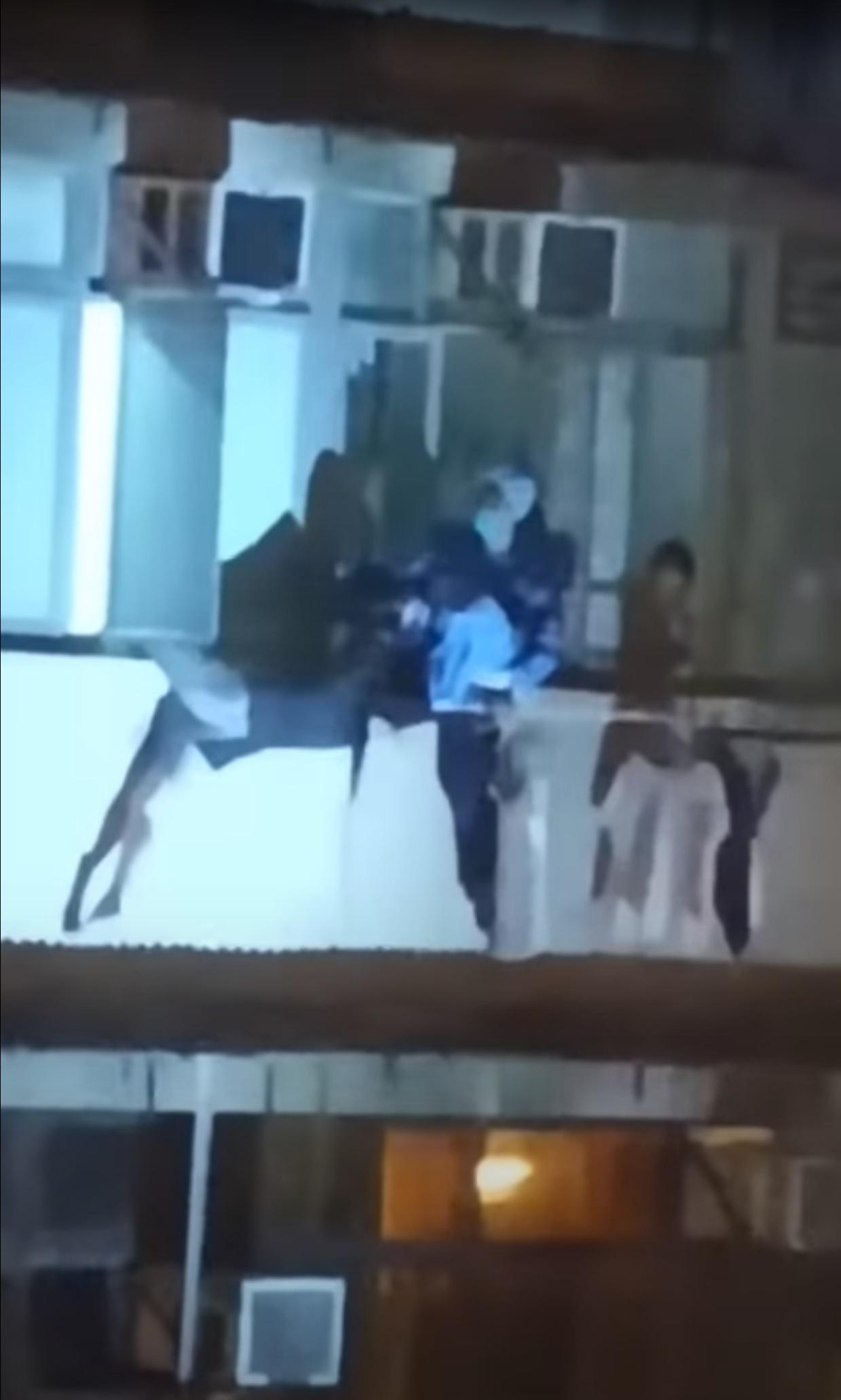 男童母親情緒激動,一度企跳。(網上影片截圖)